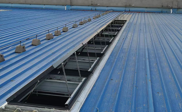 某城市大型商业综合体中庭昭苏排烟窗工程