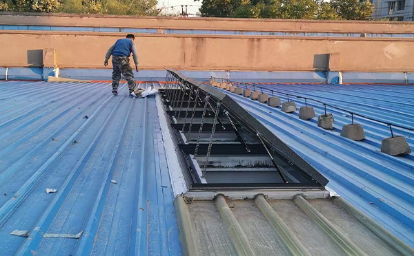 某区域性物流仓储中心昭苏排烟窗系统安装项目