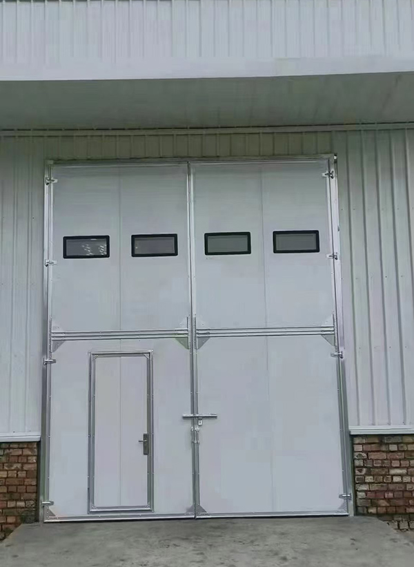 昭苏工业门在设备装配车间出入口的实施记录